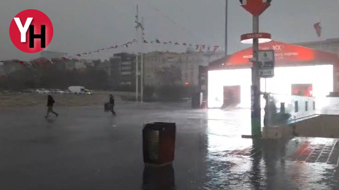 Taksim'de Önce Hava Karardı Sonra Sağanak Yağış Başladı