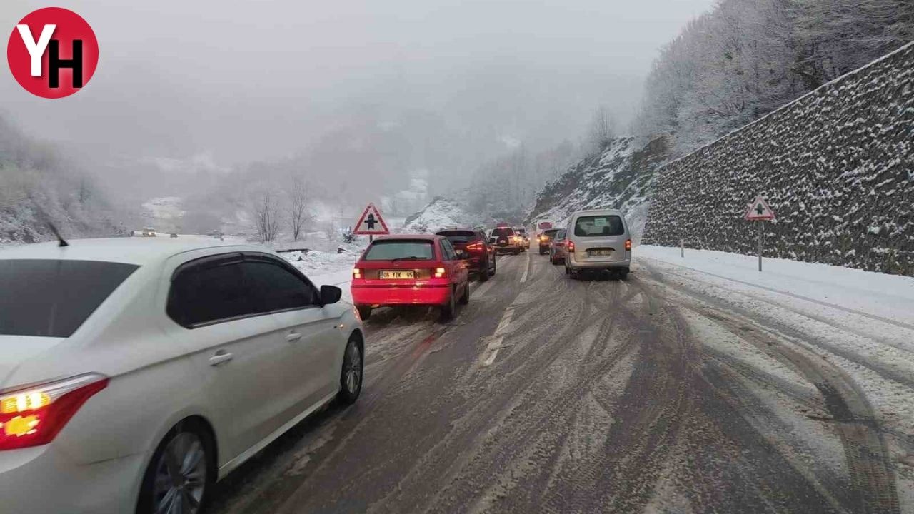 Zonguldak'ta Kar Yağışı Uzun Araç Kuyruklarına Yol Açtı