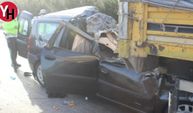 Salihli'de Araç Tıra Çarptı 3 Kişi Hayatını Kaybetti