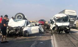 Afyonkarahisar'da Feci Trafik Kazası: Tarım İşçilerini Taşıyan Minibüsün Şarampole Devrilmesi Sonucu 7 Kişi Hayatını Kay
