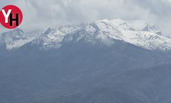 Yüksekova’da dağlar beyaza büründü