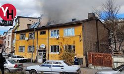 Sivas'ta Binanın Çatısında Çıkan Yangın Paniğe Neden Oldu