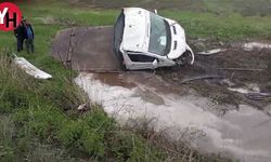Kars Yolunda Şiddetli Yağmurun Yol Açtığı Kaza: Kamyonet Çamura Saplandı