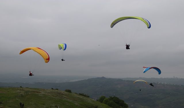 Yamaç paraşütçüleri 19 Mayıs'a özel Türk bayraklarıyla uçtu