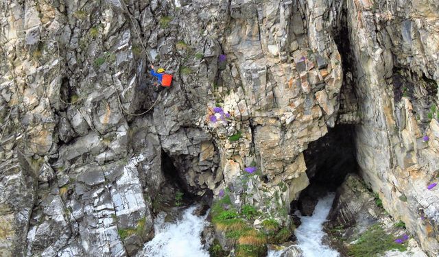 Uludağ'da kar sularının eridiği mağarada tehlikeli macera