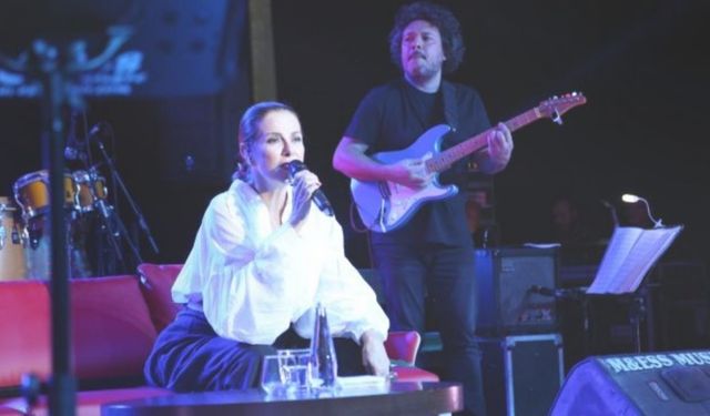 Sahne Sıcaklığını Aştık: Zuhal Olcay'ın Konserinde Espri Rüzgarı Esti!