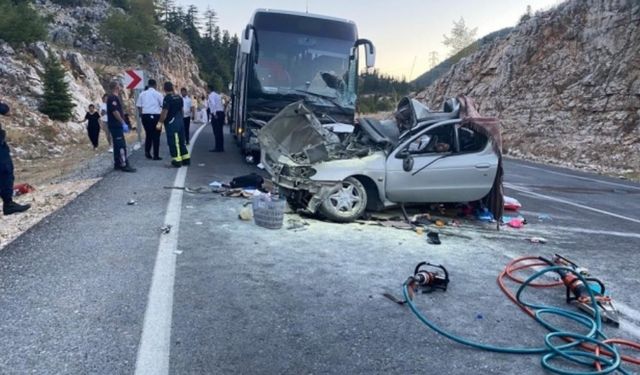 Antalya'da Yolcu Otobüsü ve Otomobil Kafa Kafaya Çarpıştı: Bir Kişi Hayatını Kaybetti, Beş Kişi Yaralandı