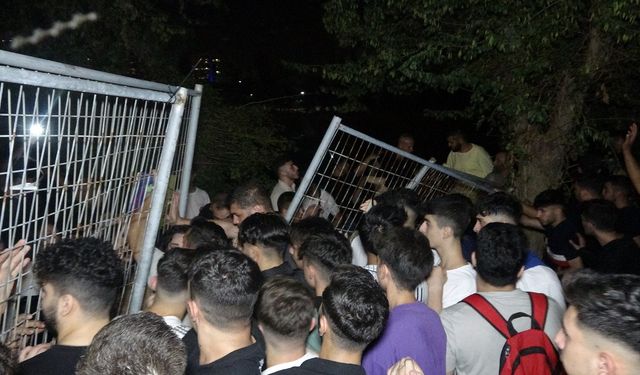 Adana Çukurova Rock Festivali'nde Gençler Bariyerleri Aşarak Festival Alanına Girdi