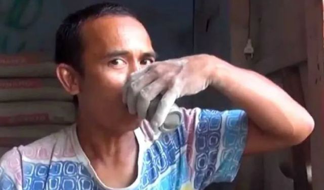 Endonezyalı İşçi, Günlük Kahve Gibi İçtiği Çimentoyla Şaşırtıyor