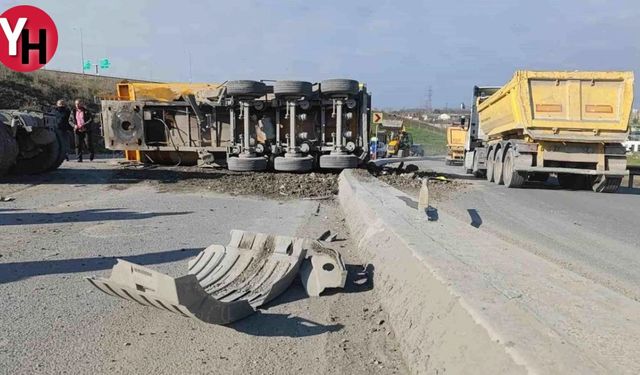 Sultangazi'de Tır Devrildi: Demir Yüklü Araç Kazası!