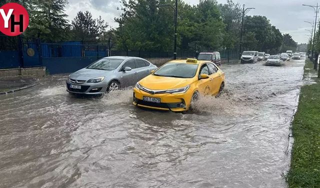 Sivas ve Iğdır'da Kuvvetli Yağış: Cadde ve Sokaklar Göle Döndü