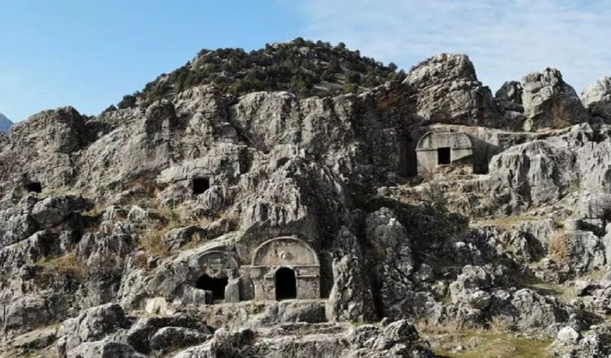 Geçmişten Günümüze: Roma Döneminden Kalma Kaya Mezarları İlgi Çekiyor