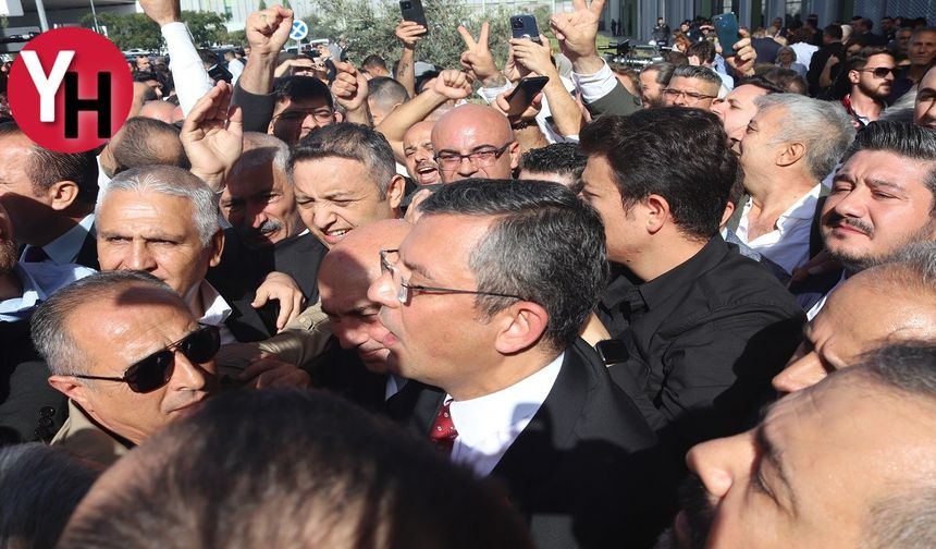 CHP'nin Yeni Genel Başkanı Özgür Özel, İzmir'de Coşkuyla Karşılandı
