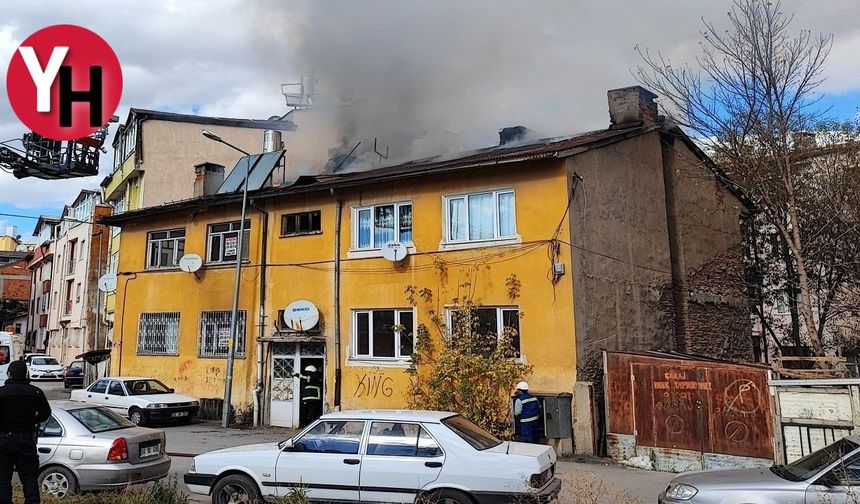 Sivas'ta Binanın Çatısında Çıkan Yangın Paniğe Neden Oldu