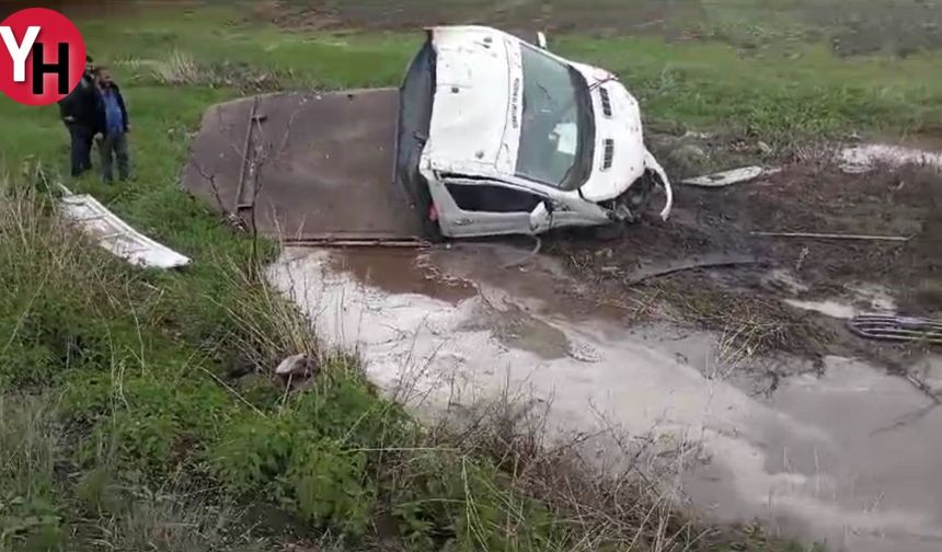 Kars Yolunda Şiddetli Yağmurun Yol Açtığı Kaza: Kamyonet Çamura Saplandı