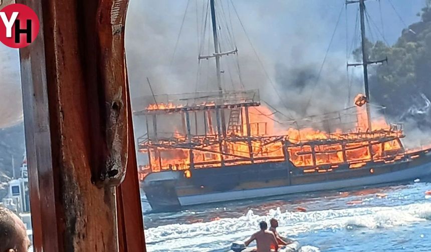 Marmaris'te Gezi Teknesi Alev Aldı Yolcular Denize Atladı!