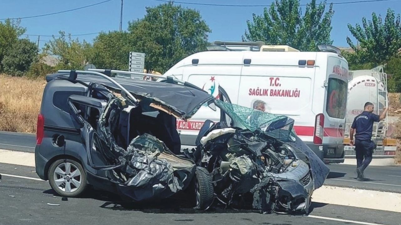 Kafa Kafaya Çarpışan Araçlar Kahta Trafik Kazası