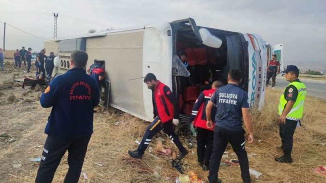 Amasya'da Meydana Gelen Trafik Kazasında 6 Kişi Hayatını Kaybetti, 35 Kişi Yaralandı (1)