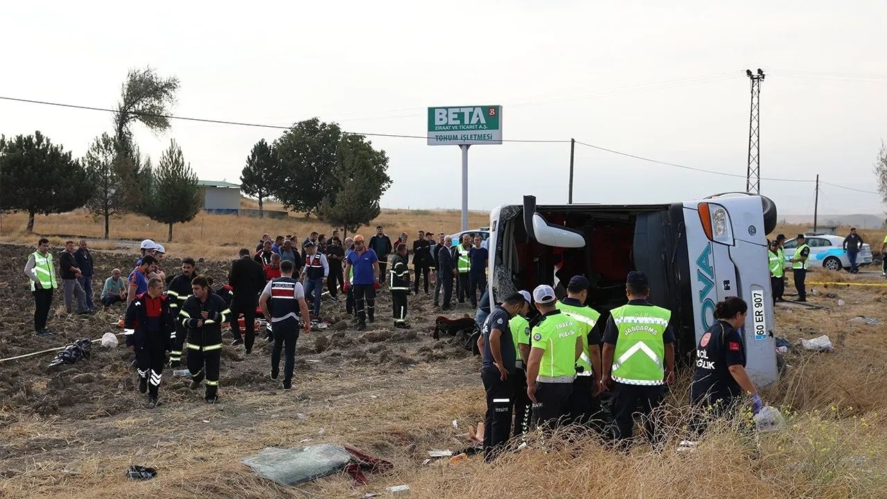 Amasya'da Meydana Gelen Trafik Kazasında 6 Kişi Hayatını Kaybetti, 35 Kişi Yaralandı (2)