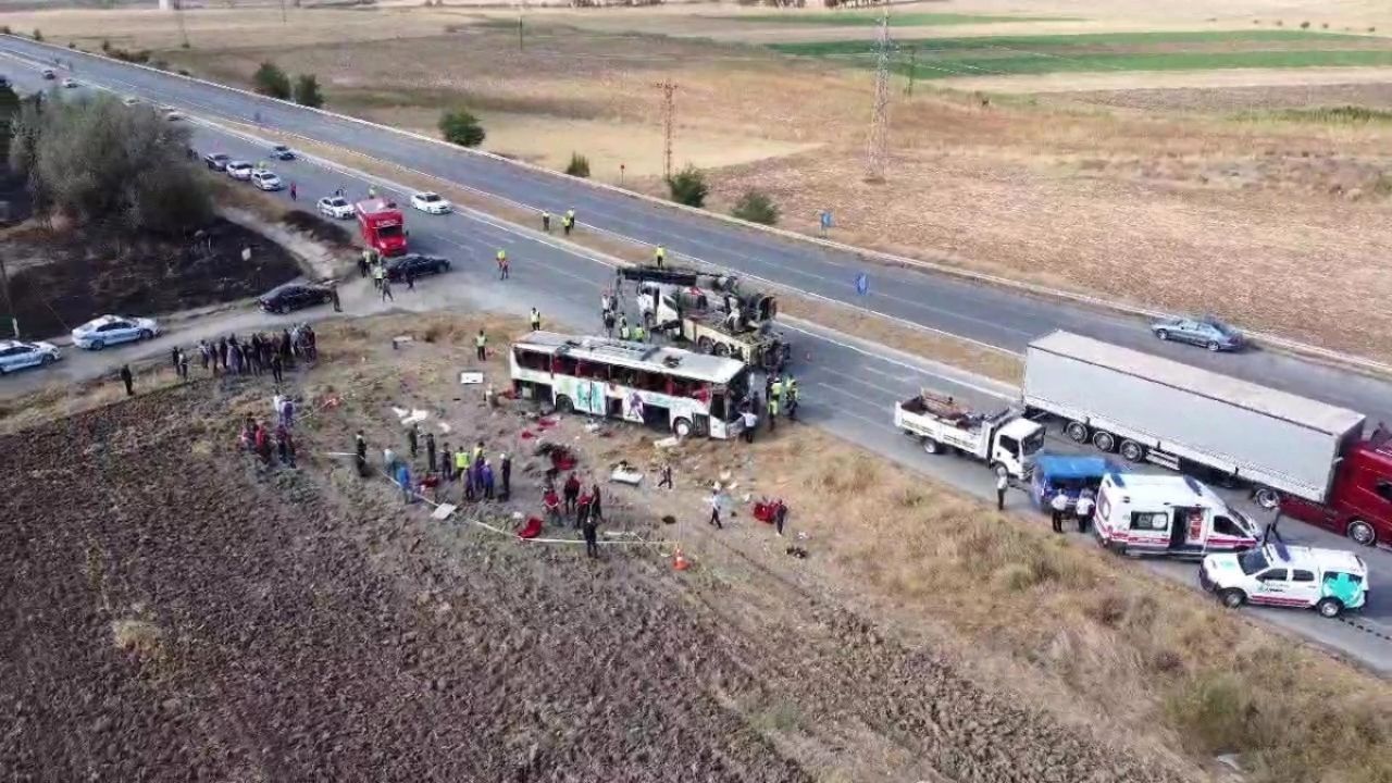Amasya'da Meydana Gelen Trafik Kazasında 6 Kişi Hayatını Kaybetti, 35 Kişi Yaralandı