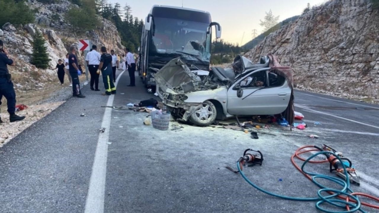 Antalya'da Yolcu Otobüsü ve Otomobil Kafa Kafaya Çarpıştı Bir Kişi Hayatını Kaybetti, Beş Kişi Yaralandı (1)