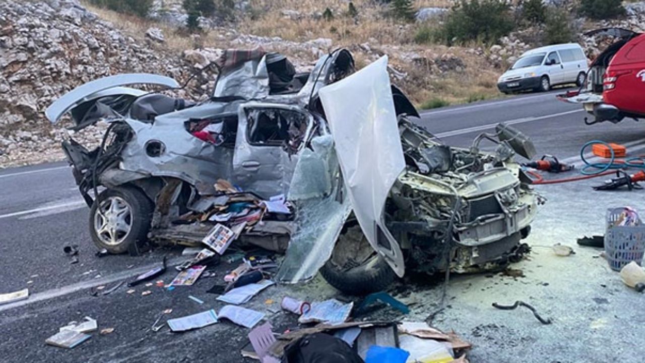 Antalya'da Yolcu Otobüsü ve Otomobil Kafa Kafaya Çarpıştı Bir Kişi Hayatını Kaybetti, Beş Kişi Yaralandı (2)