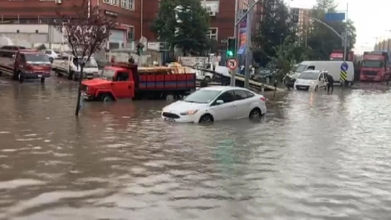 İstanbul Sular Altında! Meteoroloji Uyarılarına Dikkat (1)
