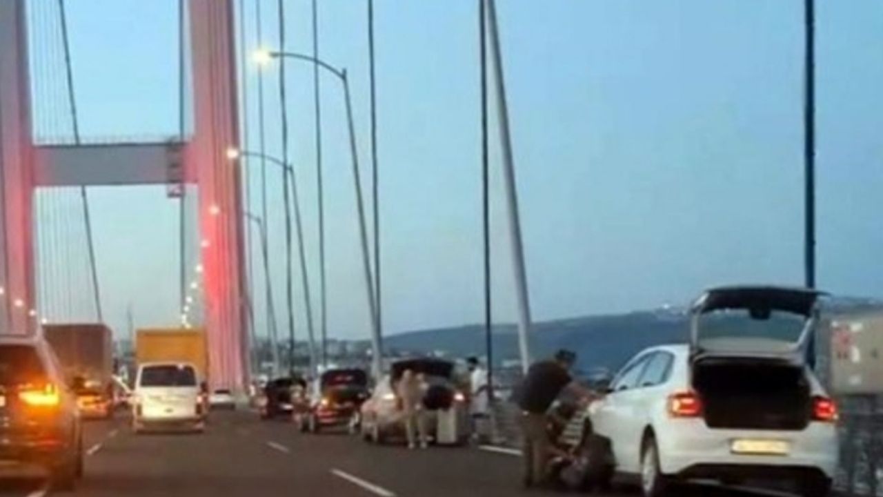 Osmangazi Köprüsü'nde 10 Otomobilin Lastiği, Tırın Düşen Demir Parçası Yüzünden Patladı! (1)