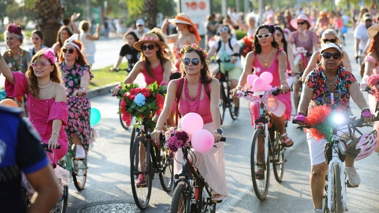 Renkli Pedallar Süslü Kadınlar Bisikletle Farkındalık Yaratıyor (1)