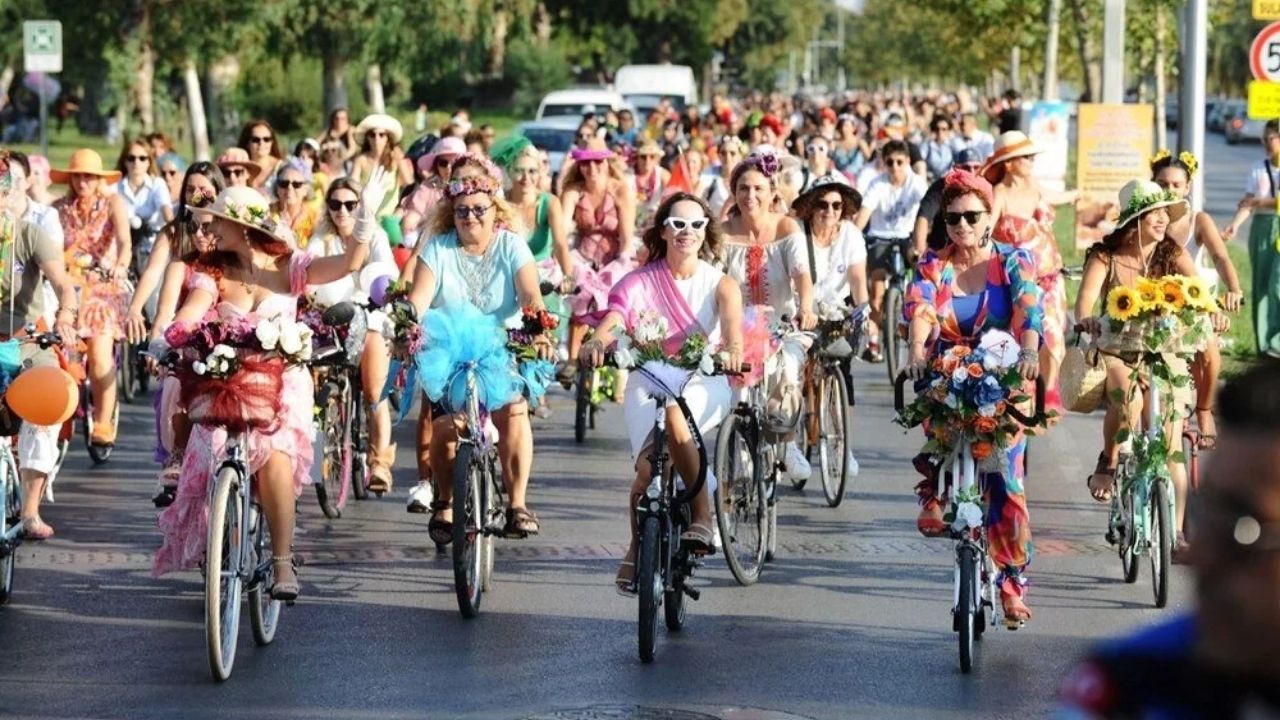 Renkli Pedallar Süslü Kadınlar Bisikletle Farkındalık Yaratıyor (3)