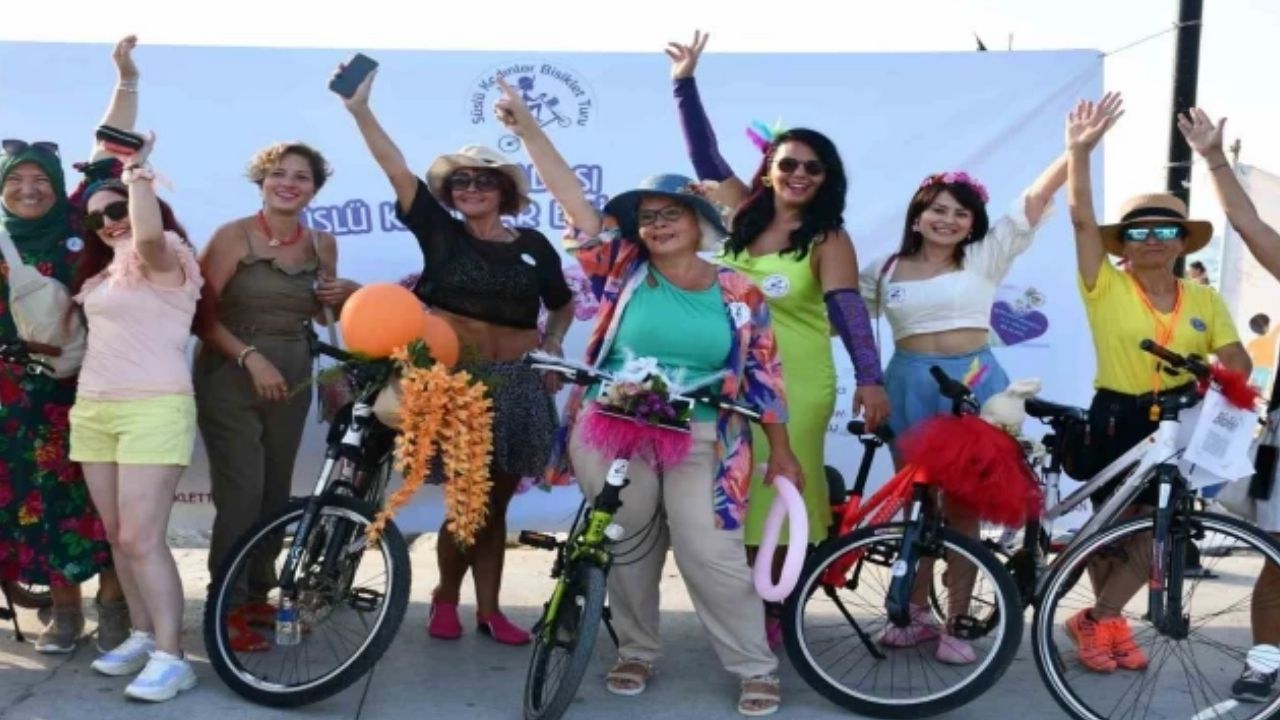 Renkli Pedallar Süslü Kadınlar Bisikletle Farkındalık Yaratıyor