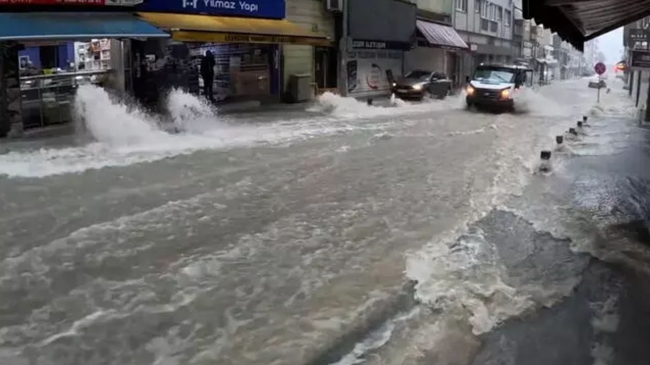 Samsun'da Şiddetli Yağışlar Sel Felaketine Yol Açtı (1)