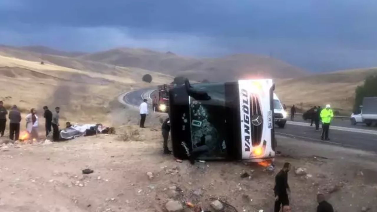 Yolcu Otobüsü Kazası Sivas'ın Gürün İlçesinde 2 Ölü, 25 Yaralı