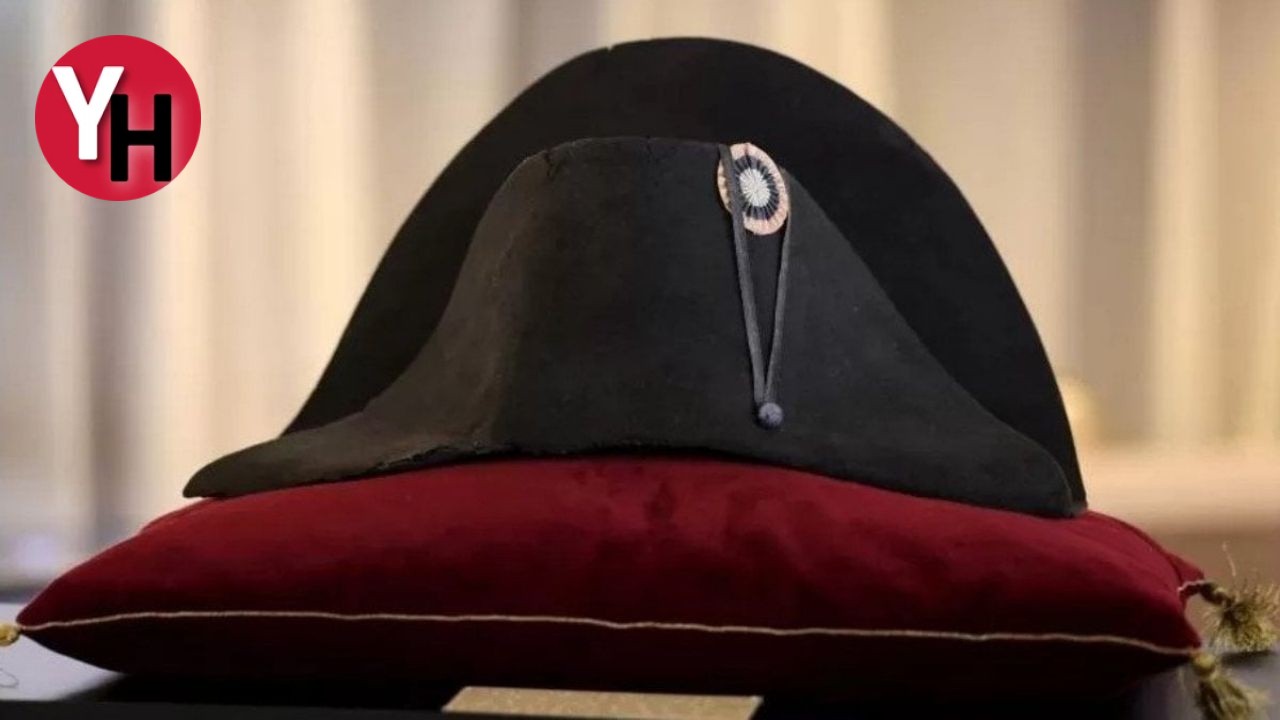 Eski Fransa İmparatoru Napolyon Bonapart'a ait bir bicorn şapkanın Paris'te bir açık artırmada satışa çıkarılacağı belirtiliyor. Şapka, 1810 yılına ait olduğu ifade ediliyor ve Osenat Müzayede Evi tarafından düzenlenecek olan açık artırmada satılacak. Fransız medyası, şapkanın 600 ila 800 bin euro arasında bir fiyata alıcı bulmasının beklendiğini bildiriyor.