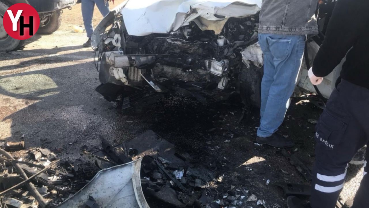 Sivas Trafik Kazası İki Ticari Araç Çarpıştı, Bir Kişi Hayatını Kaybetti, Bir Kişi Yaralandı (2)