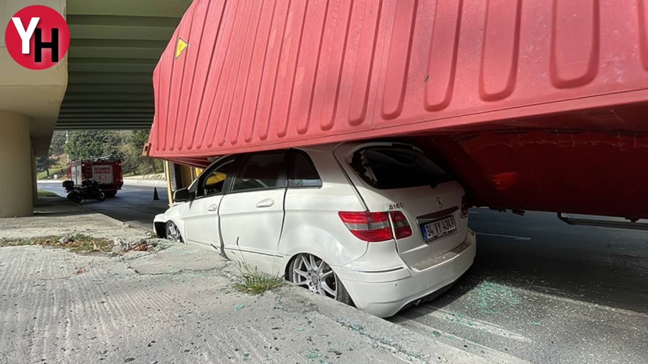 Bakırköy'de Üst Geçide Çarpan Tırın Otomobil Üzerine Devrilmesi Sonucu Ölenler Var! (2)