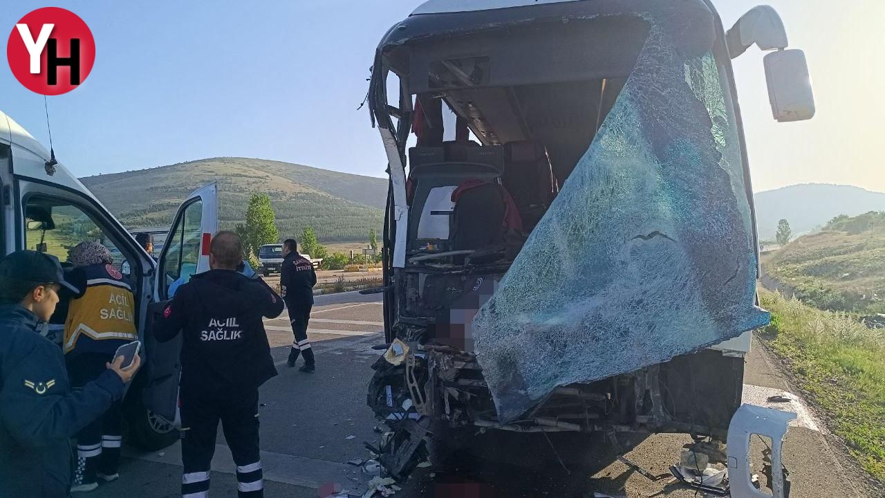 Afyonkarahisar’da Yolcu Otobüsü Ve Kamyonet Çarpıştı 17 Yaralı! (1)